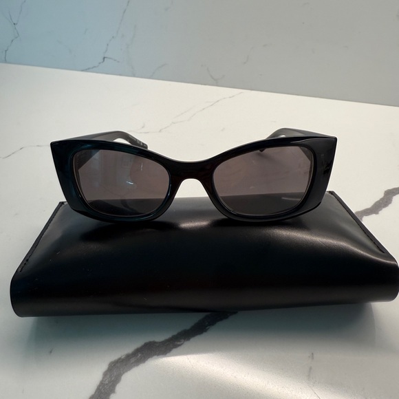 Genuine Yves Saint Laurent Black Sunglasses - Picture 1 of 9